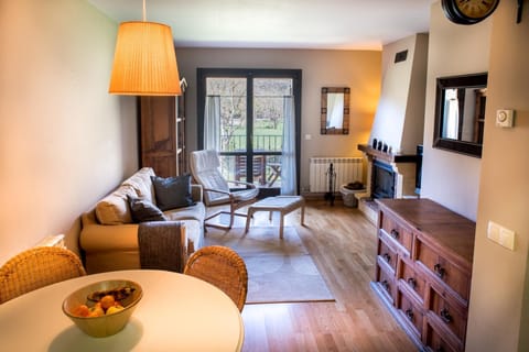Photo of the whole room, Dining area