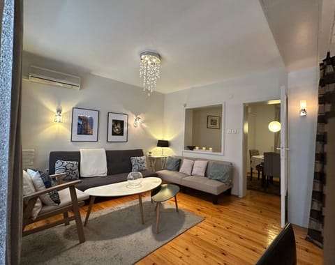 Bed, Living room, Photo of the whole room, Seating area