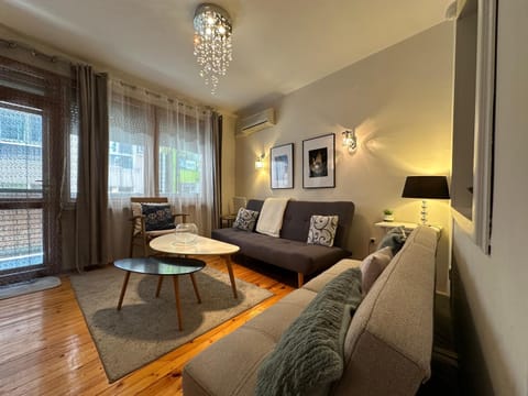 Bed, Living room, Photo of the whole room, Seating area