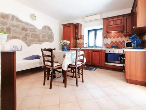 Kitchen or kitchenette, Dining area, Communal kitchen