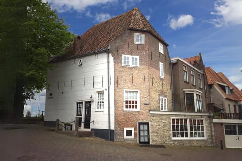 Property building, Location
