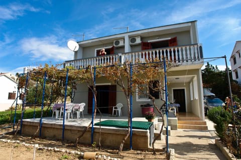 Property building, Facade/entrance, Garden, Balcony/Terrace
