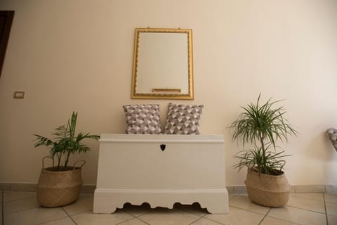 hair dresser, Internal: Not applicable to any particular room