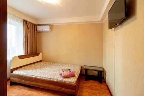 Communal lounge/ TV room, Bed, TV and multimedia, Photo of the whole room, Evening entertainment, Bedroom, air conditioner