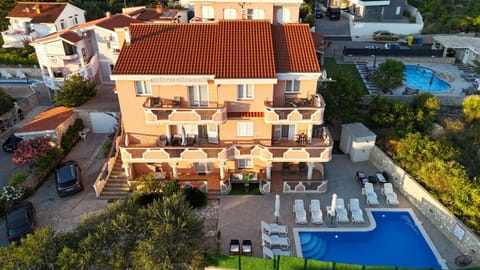 Property building, Patio, Balcony/Terrace, Swimming pool, Location