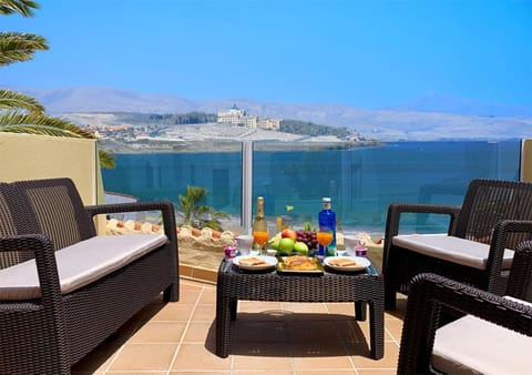 View (from property/room), Balcony/Terrace, Dining area, Sea view