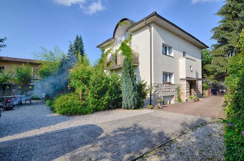 Property building, Communal lounge/ TV room, Garden