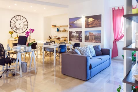 TV and multimedia, Living room, Seating area, Dining area
