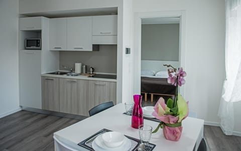 Coffee/tea facilities, Kitchen or kitchenette, Dining area, stove