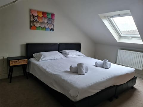 Swindon City Centre Duplex - EnterCloud9SA Apartment in Swindon