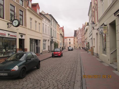 Neighbourhood, Street view