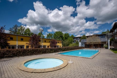 Property building, Day, Pool view, Swimming pool, sunbed