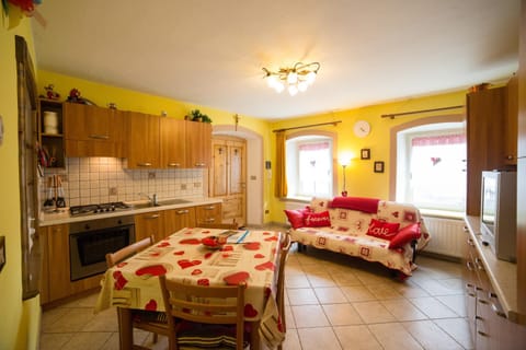 TV and multimedia, Kitchen or kitchenette, Living room, Dining area