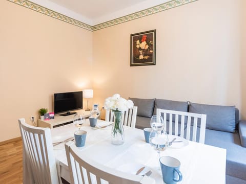 TV and multimedia, Living room, Seating area, Dining area