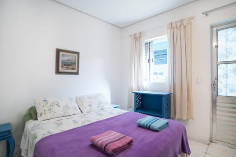 Bed, TV and multimedia, fireplace, microwave, oven, towels