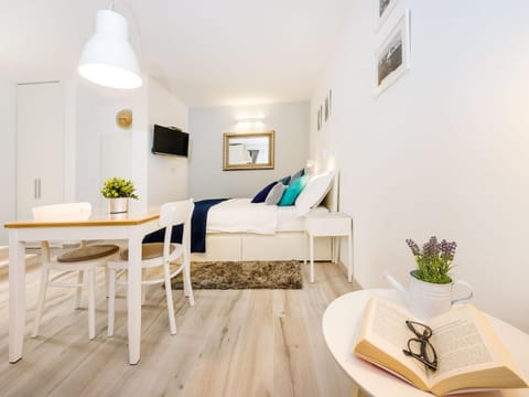 Bed, TV and multimedia, Living room, Decorative detail