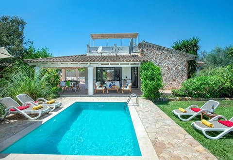Property building, Facade/entrance, Garden, Swimming pool, sunbed