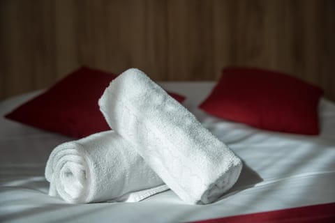 Bed, Bedroom, towels
