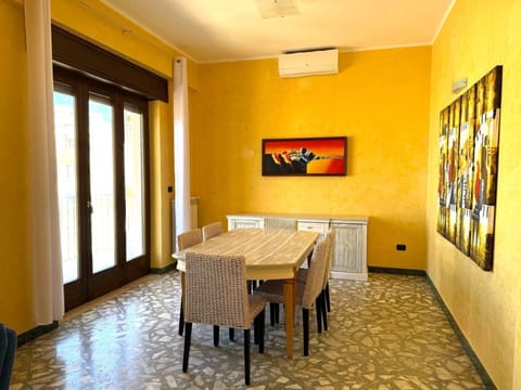 Day, Living room, Seating area