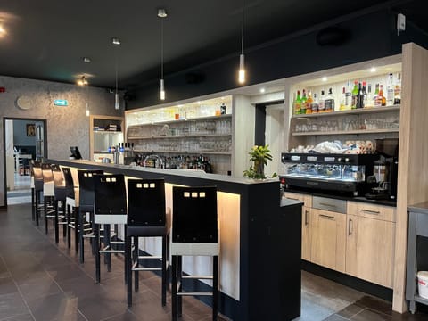 Lounge or bar, Lounge or bar