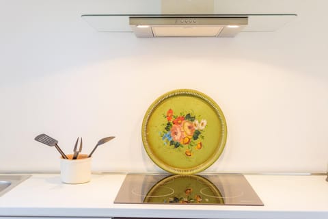 Coffee/tea facilities, Kitchen or kitchenette, Dining area, Garden view