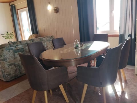 Seating area, Dining area