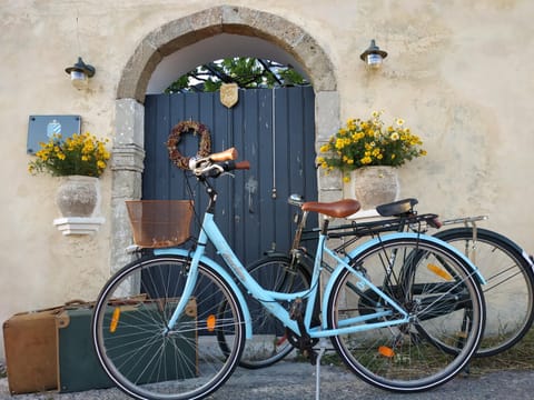 Nearby landmark, Facade/entrance, People, Activities, Cycling
