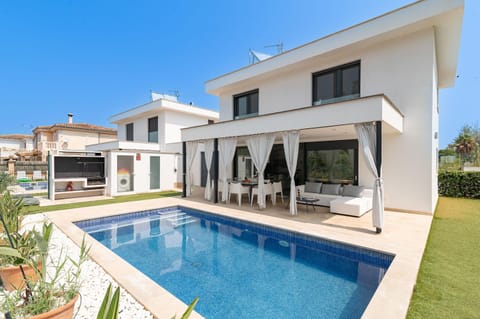 Property building, Day, Pool view, Swimming pool