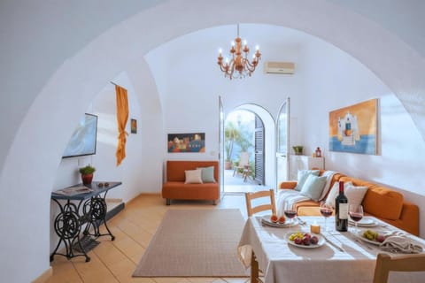 Bed, TV and multimedia, Living room, Photo of the whole room, Seating area, air conditioner, air conditioner