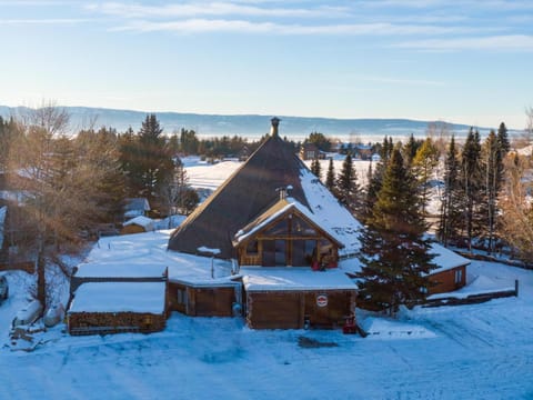 Property building, Day, Natural landscape, Winter, View (from property/room), Mountain view