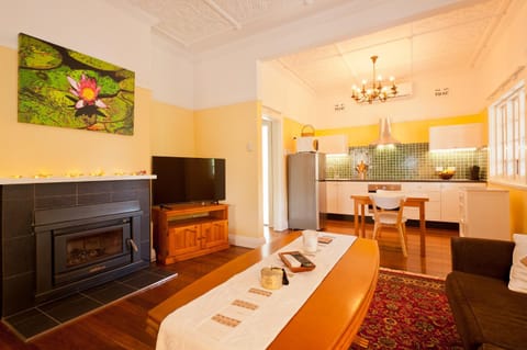 TV and multimedia, Kitchen or kitchenette, Living room