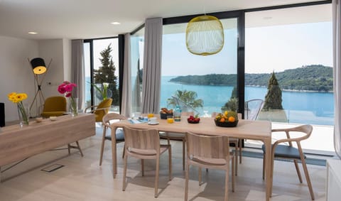 Spring, Day, Living room, Decorative detail, Seating area, Dining area, Landmark view, Sea view