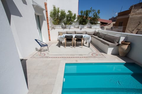 Photo of the whole room, Pool view