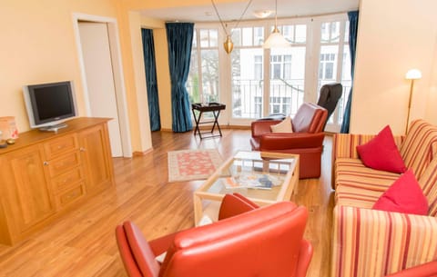 Communal lounge/ TV room, TV and multimedia, Living room, Seating area, Evening entertainment