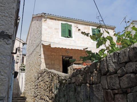 Property building, Patio, Facade/entrance, Balcony/Terrace, Pets