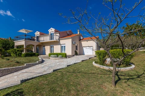 Off site, Neighbourhood