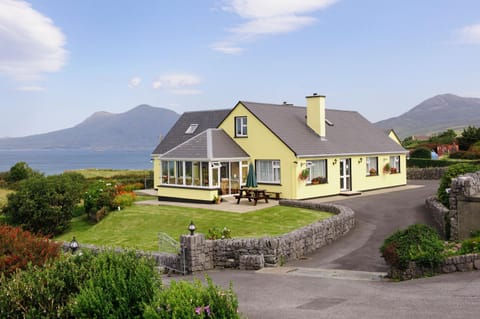 Property building, Facade/entrance, Natural landscape, Mountain view, Parking