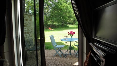Property building, Decorative detail, Garden view
