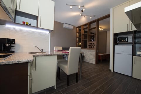 TV and multimedia, Kitchen or kitchenette, Living room, Dining area