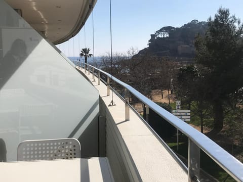 Balcony/Terrace, City view, Mountain view