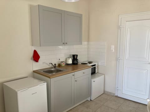 Coffee/tea facilities, Kitchen or kitchenette, oven, stove