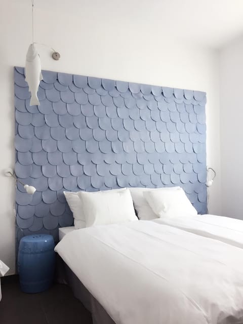 Photo of the whole room, Decorative detail