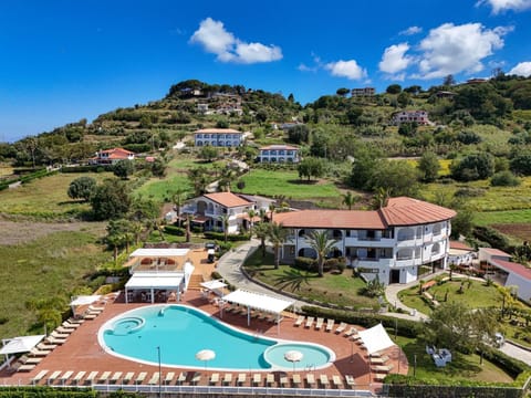 Property building, Restaurant/places to eat, Day, Natural landscape, Bird's eye view, Lounge or bar, Pool view, Swimming pool
