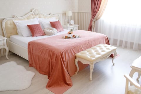 Bed, Day, Summer, Coffee/tea facilities, Photo of the whole room, Decorative detail, Seating area, Bedroom, On site, Area and facilities, Location