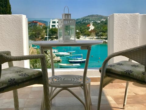 Balcony/Terrace, Decorative detail