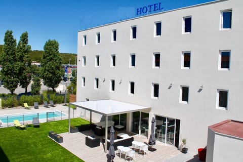 Property building, Pool view