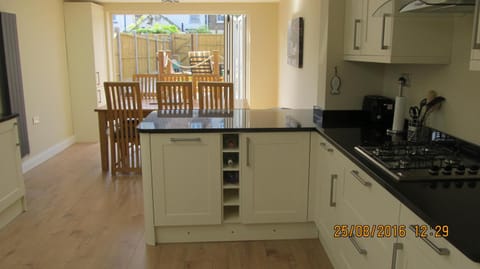 Coffee/tea facilities, Kitchen or kitchenette, Seating area, Dining area, Garden view