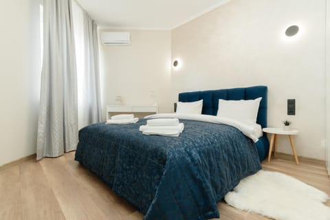 Bed, Bedroom, towels