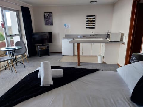 Bed, Dining area, kitchen