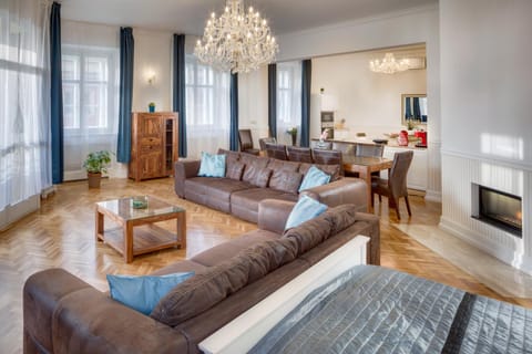 Coffee/tea facilities, Kitchen or kitchenette, Living room, Photo of the whole room, Decorative detail, Seating area, Dining area